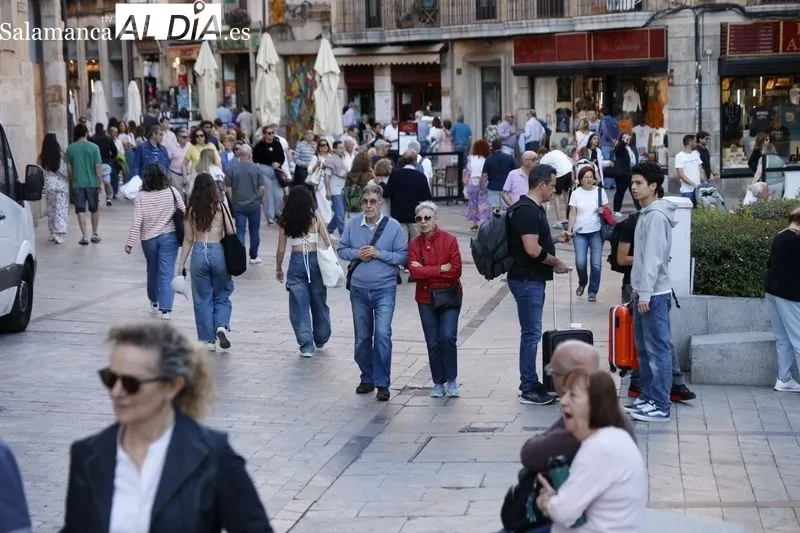 Ambiente en el centro de Salamanca en la tarde de la festividad de San Juan de Sahagún. Fotos: David Sañudo