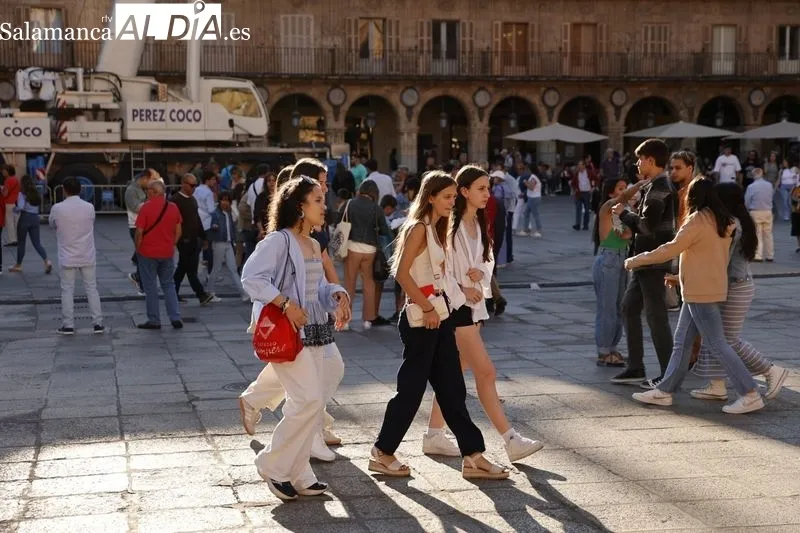 Ambiente en el centro de Salamanca en la tarde de la festividad de San Juan de Sahagún. Fotos: David Sañudo
