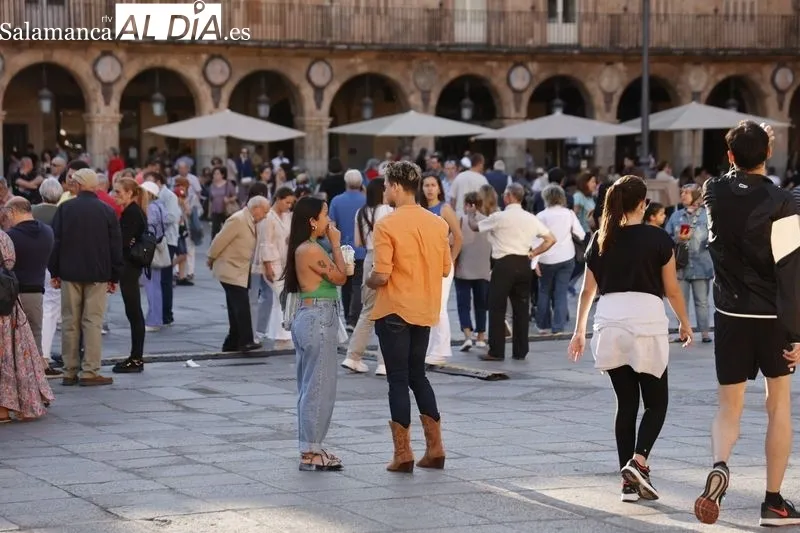 Ambiente en el centro de Salamanca en la tarde de la festividad de San Juan de Sahagún. Fotos: David Sañudo