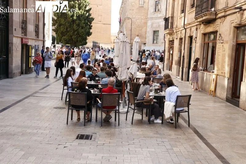 Ambiente en el centro de Salamanca en la tarde de la festividad de San Juan de Sahagún. Fotos: David Sañudo