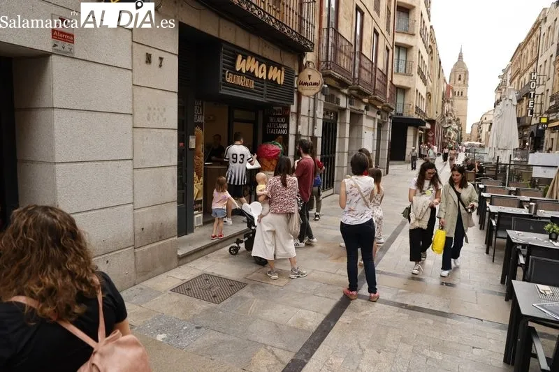 Ambiente en el centro de Salamanca durante la tarde de este sábado. Fotos: David Sañudo
