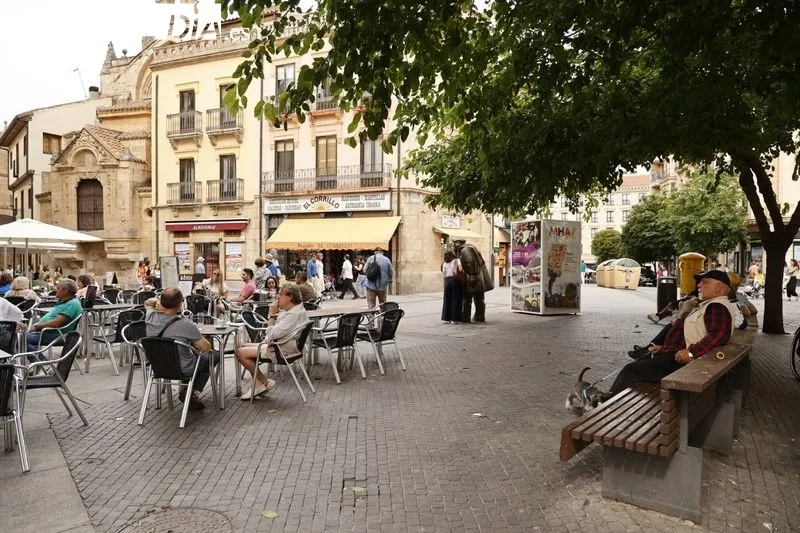 Ambiente en el centro de Salamanca durante la tarde de este sábado. Fotos: David Sañudo