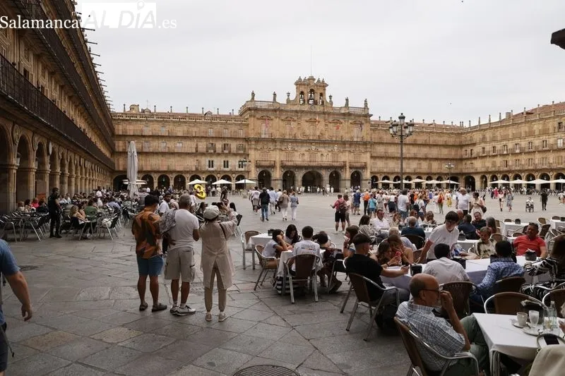 Ambiente en el centro de Salamanca durante la tarde de este sábado. Fotos: David Sañudo