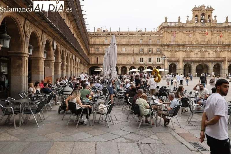 Ambiente en el centro de Salamanca durante la tarde de este sábado. Fotos: David Sañudo