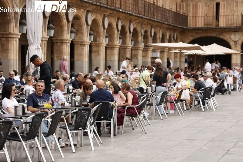 Ambiente en el centro de Salamanca durante la tarde de este sábado. Fotos: David Sañudo