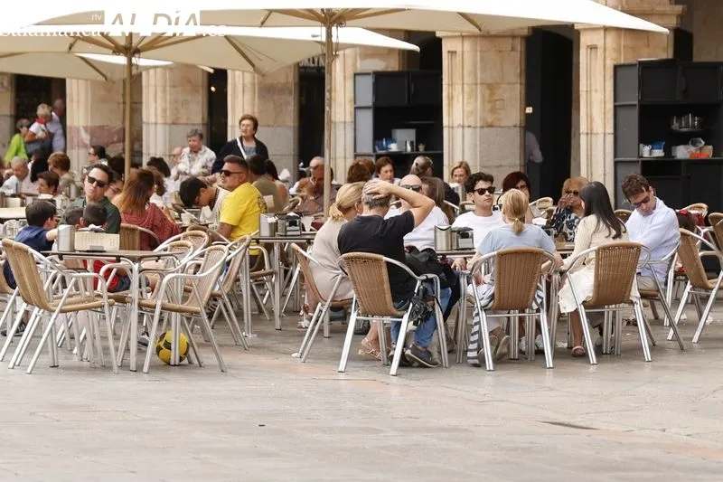 Ambiente en el centro de Salamanca durante la tarde de este sábado. Fotos: David Sañudo