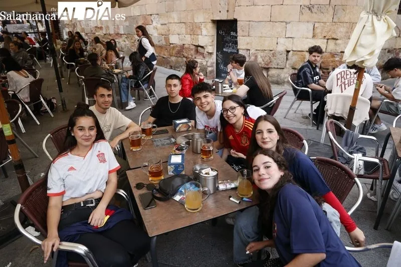 Ambiente en las terrazas de Salamanca antes del partido de la Selección española contra Italia. Fotos: David Sañudo