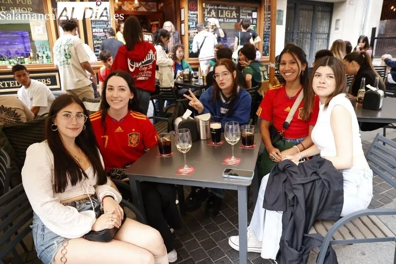Ambiente en las terrazas de Salamanca antes del partido de la Selección española contra Italia. Fotos: David Sañudo