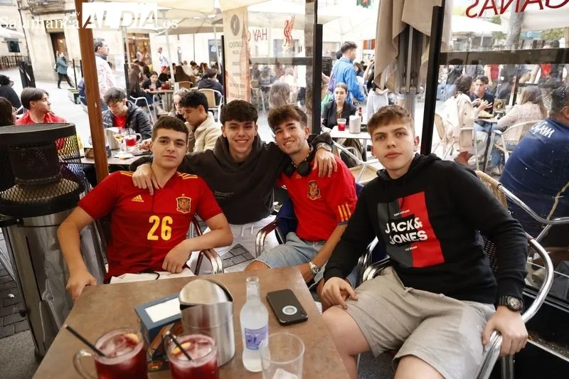 Ambiente en las terrazas de Salamanca antes del partido de la Selección española contra Italia. Fotos: David Sañudo