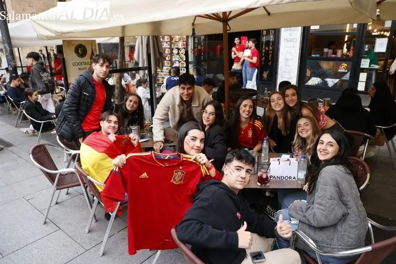 Ambiente en las terrazas de Salamanca antes del partido de la Selección española contra Italia. Fotos: David Sañudo