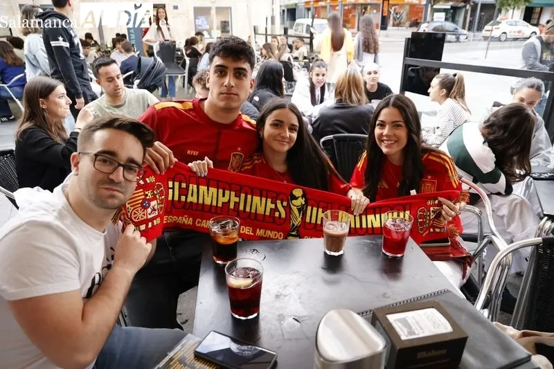 Ambiente en las terrazas de Salamanca antes del partido de la Selección española contra Italia. Fotos: David Sañudo