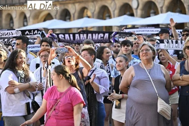 Recibimiento al Salamanca UDS en el Ayuntamiento con los aficionados celebrando en la Plaza Mayor. Fotos: Vanesa Martins