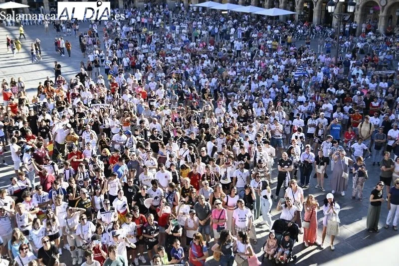 Recibimiento al Salamanca UDS en el Ayuntamiento con los aficionados celebrando en la Plaza Mayor. Fotos: Vanesa Martins