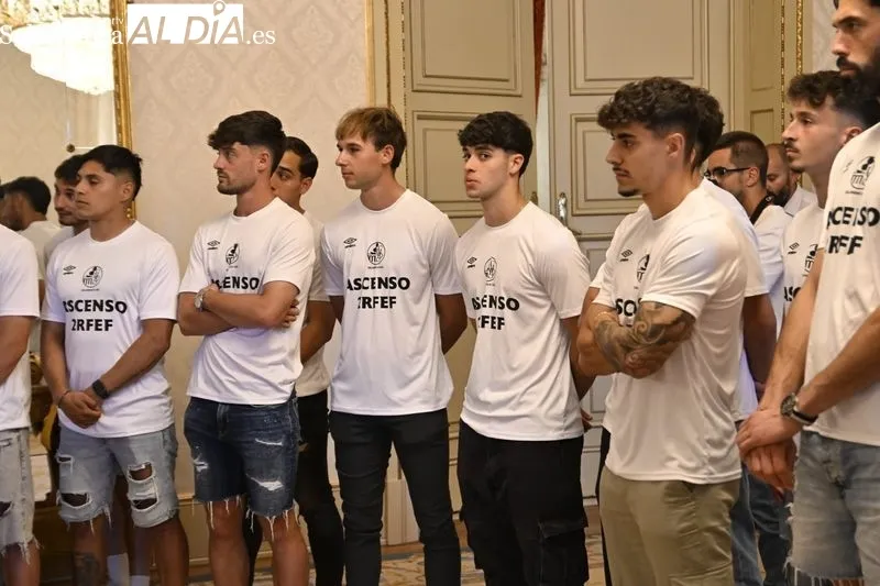 Recibimiento al Salamanca UDS en el Ayuntamiento con los aficionados celebrando en la Plaza Mayor. Fotos: Vanesa Martins