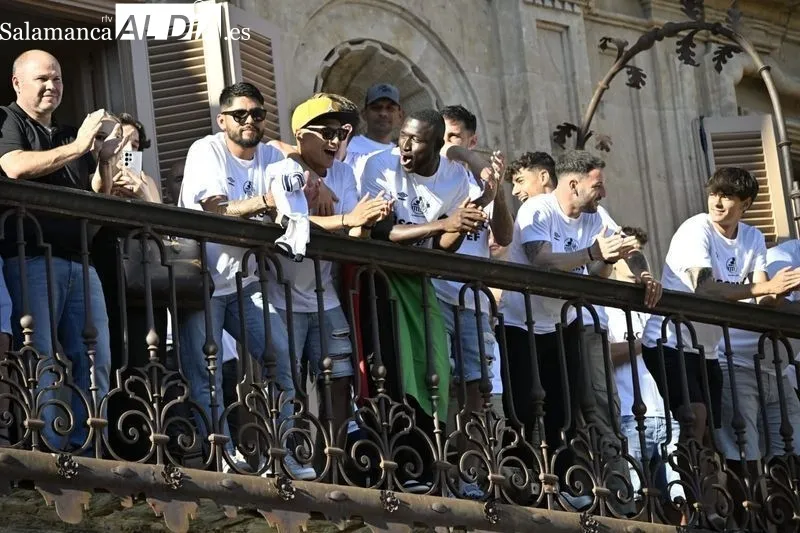 Recibimiento al Salamanca UDS en el Ayuntamiento con los aficionados celebrando en la Plaza Mayor. Fotos: Vanesa Martins