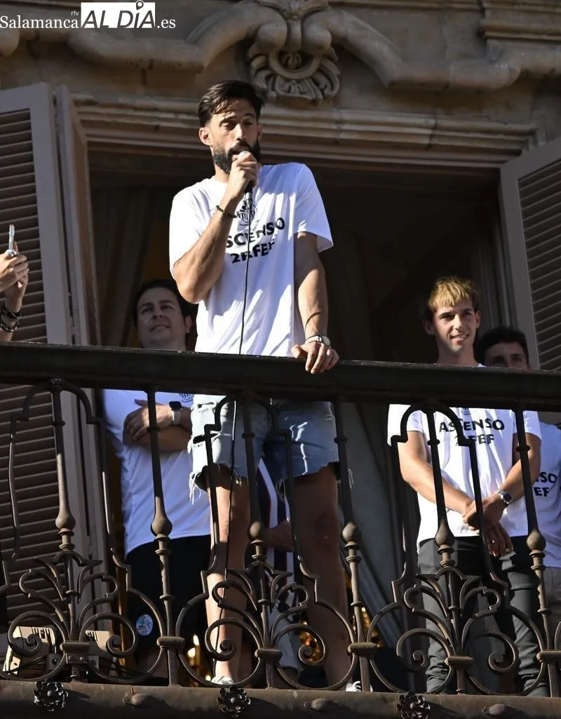 Recibimiento al Salamanca UDS en el Ayuntamiento con los aficionados celebrando en la Plaza Mayor. Fotos: Vanesa Martins