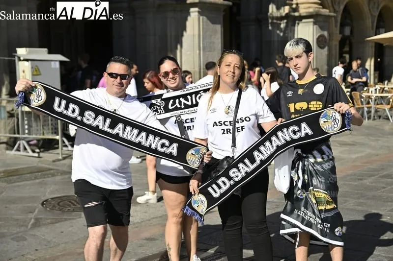 Recibimiento al Salamanca UDS en el Ayuntamiento con los aficionados celebrando en la Plaza Mayor. Fotos: Vanesa Martins