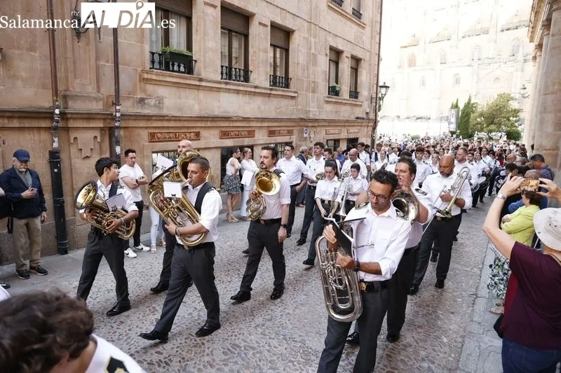 La Asociación Cultural Agrupación Musical La Expiración ha realizado este miércoles una ofrenda floral y musical a San Juan de Sahagún en un acto que ha arrancado en la plaza de Anaya. Fotos: David Sañudo