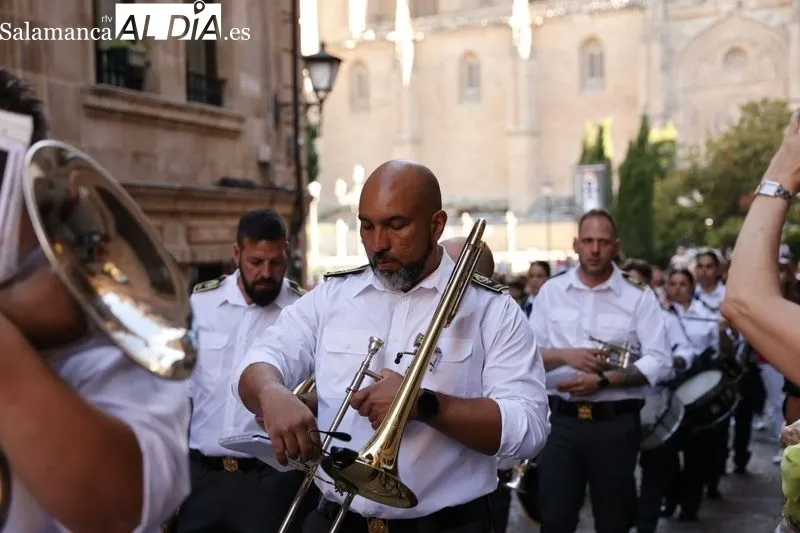 La Asociación Cultural Agrupación Musical La Expiración ha realizado este miércoles una ofrenda floral y musical a San Juan de Sahagún en un acto que ha arrancado en la plaza de Anaya. Fotos: David Sañudo