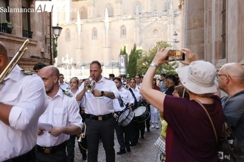 La Asociación Cultural Agrupación Musical La Expiración ha realizado este miércoles una ofrenda floral y musical a San Juan de Sahagún en un acto que ha arrancado en la plaza de Anaya. Fotos: David Sañudo
