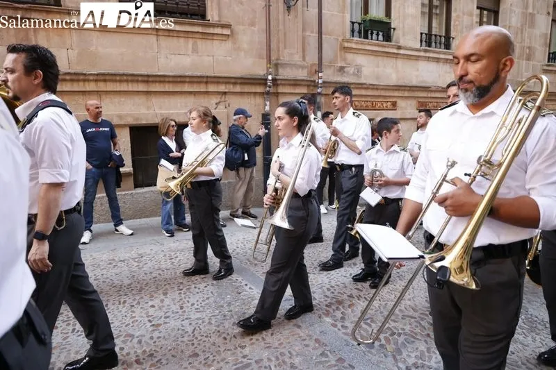 La Asociación Cultural Agrupación Musical La Expiración ha realizado este miércoles una ofrenda floral y musical a San Juan de Sahagún en un acto que ha arrancado en la plaza de Anaya. Fotos: David Sañudo