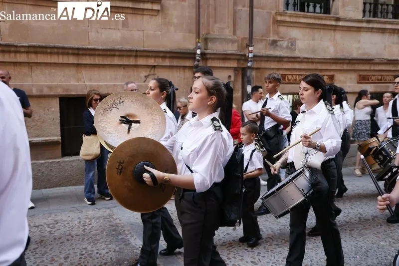 La Asociación Cultural Agrupación Musical La Expiración ha realizado este miércoles una ofrenda floral y musical a San Juan de Sahagún en un acto que ha arrancado en la plaza de Anaya. Fotos: David Sañudo