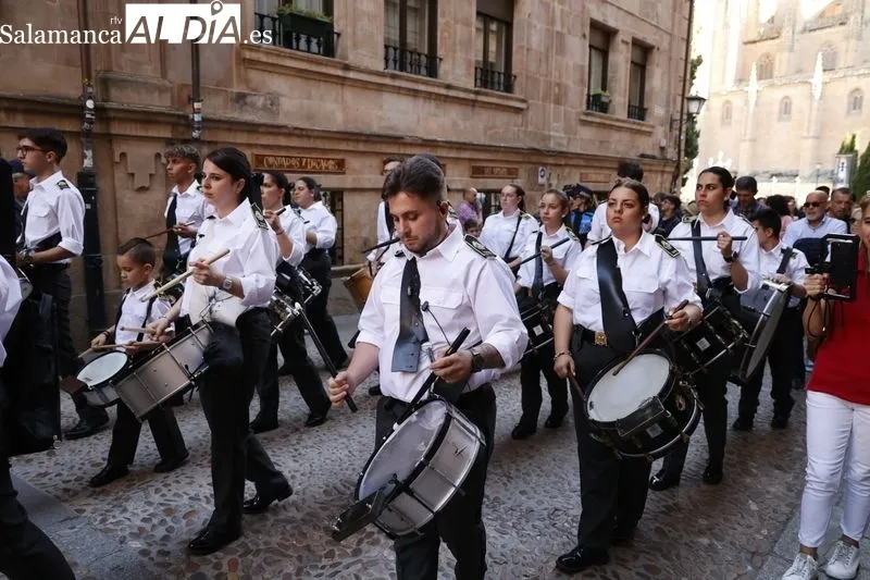La Asociación Cultural Agrupación Musical La Expiración ha realizado este miércoles una ofrenda floral y musical a San Juan de Sahagún en un acto que ha arrancado en la plaza de Anaya. Fotos: David Sañudo