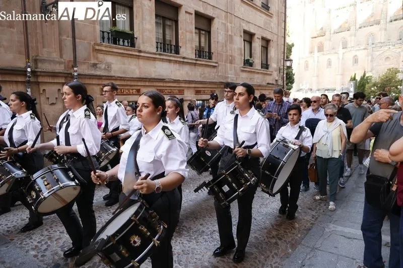La Asociación Cultural Agrupación Musical La Expiración ha realizado este miércoles una ofrenda floral y musical a San Juan de Sahagún en un acto que ha arrancado en la plaza de Anaya. Fotos: David Sañudo