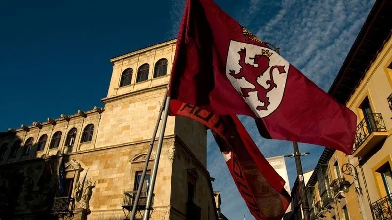 Bandera de la Región Leonesa con la Diputación de León de fondo