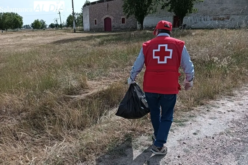 Recogida de basura en el entorno de la plaza de toros de Vitigudino por personas voluntarias de Cruz Roja 