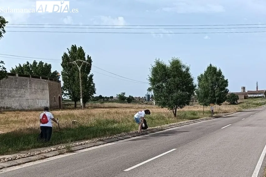 Recogida de basura en el entorno de la plaza de toros de Vitigudino por personas voluntarias de Cruz Roja 