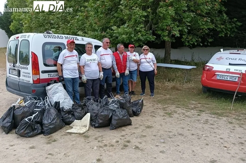 Recogida de basura en el entorno de la plaza de toros de Vitigudino por personas voluntarias de Cruz Roja 