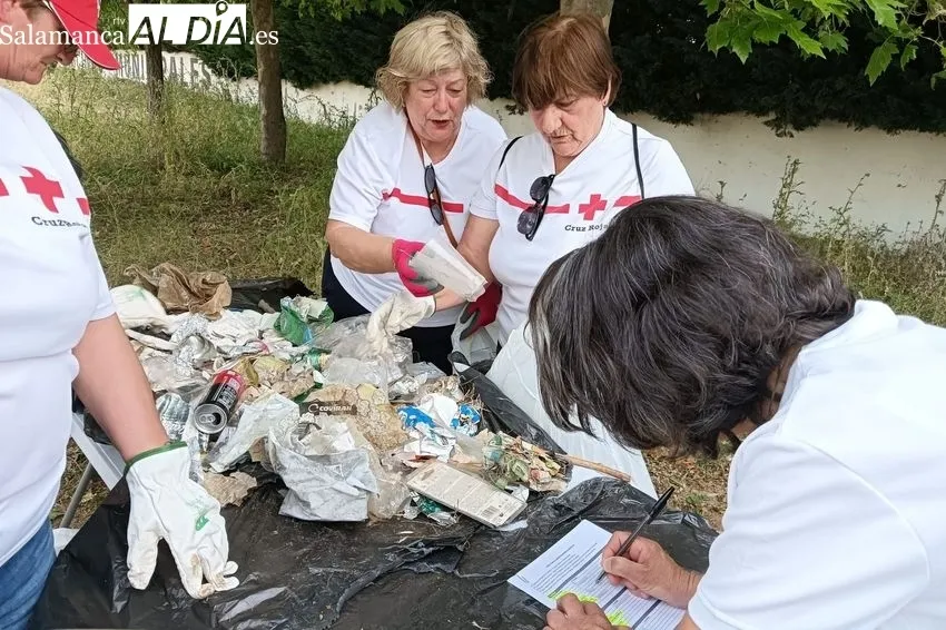Recogida de basura en el entorno de la plaza de toros de Vitigudino por personas voluntarias de Cruz Roja 