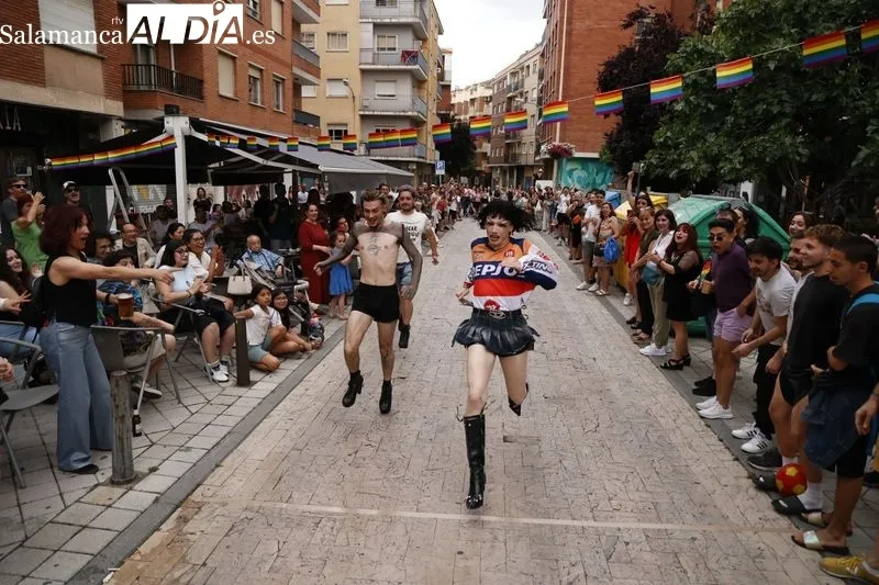 Carrera de Tacones en el barrio del Oeste por el Orgullo Charro. Fotos: David Sañudo