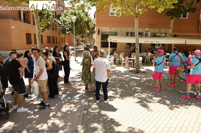 La charanga 'Los Chaborrillos' ameniza las calles de los barrios de El Teso y El Zurguén. Fotos: David Sañudo