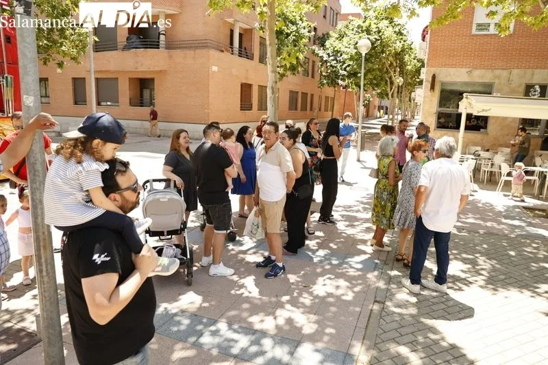 La charanga 'Los Chaborrillos' ameniza las calles de los barrios de El Teso y El Zurguén. Fotos: David Sañudo