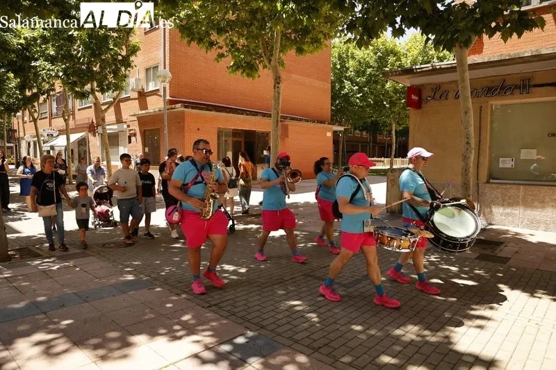 La charanga 'Los Chaborrillos' ameniza las calles de los barrios de El Teso y El Zurguén. Fotos: David Sañudo