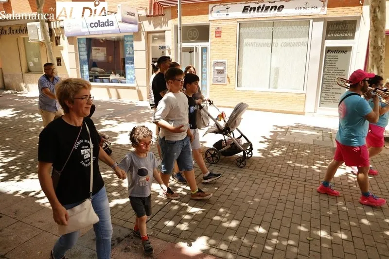 La charanga 'Los Chaborrillos' ameniza las calles de los barrios de El Teso y El Zurguén. Fotos: David Sañudo