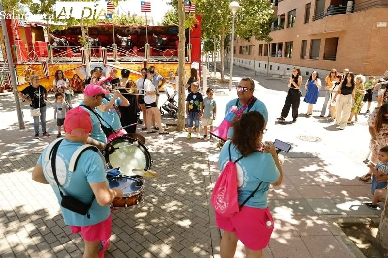 La charanga 'Los Chaborrillos' ameniza las calles de los barrios de El Teso y El Zurguén. Fotos: David Sañudo