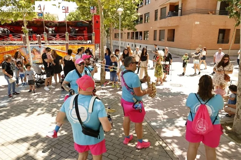 La charanga 'Los Chaborrillos' ameniza las calles de los barrios de El Teso y El Zurguén. Fotos: David Sañudo