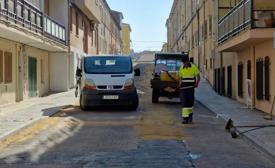 Foto 3 - El Ayuntamiento bachea varias calles del Valle de San Mart&iacute;n