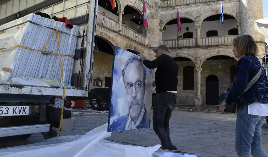 Foto 6 - La Plaza Mayor se convierte en una gran sala de exposiciones con obras de Florencio Ma&iacute;llo
