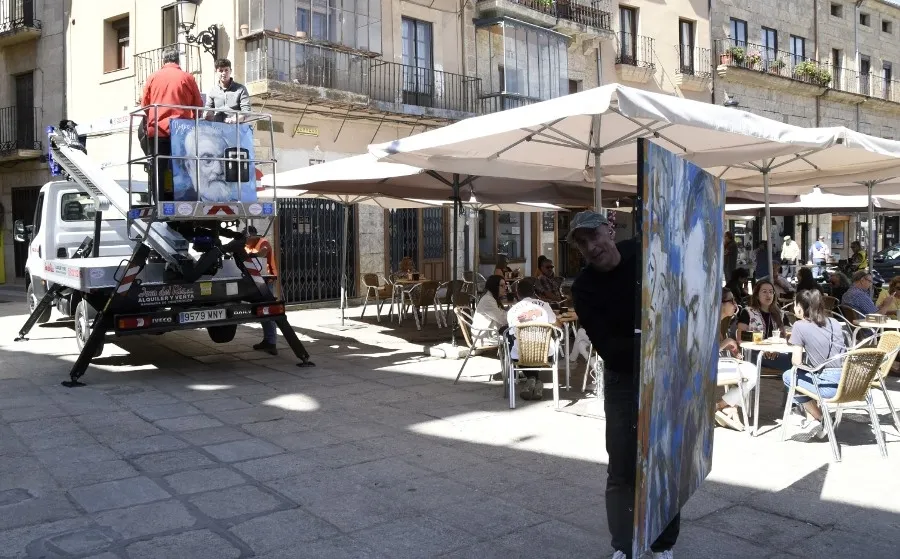 Foto 4 - La Plaza Mayor se convierte en una gran sala de exposiciones con obras de Florencio Ma&iacute;llo