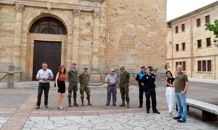 Foto 2 - Mandos del REI N&ordm;11 visitan Ciudad Rodrigo para preparar los actos militares del 10 de julio
