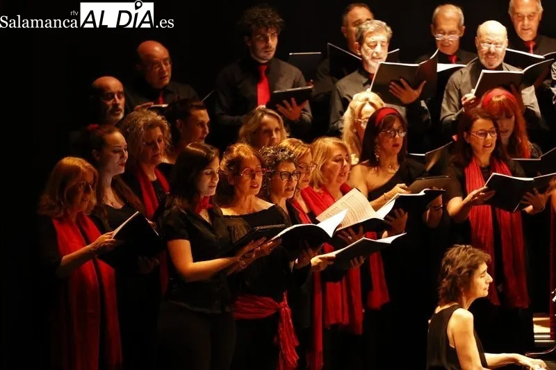 El Coro Ars Nova y el Orfeón Burgalés interpretan 'Carmina Burana' en el Teatro Unicaja de Salamanca. Fotos: David Sañudo