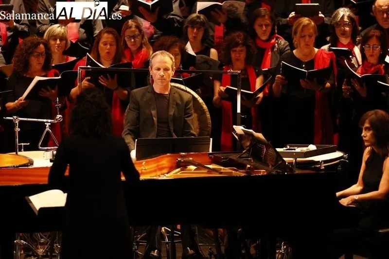El Coro Ars Nova y el Orfeón Burgalés interpretan 'Carmina Burana' en el Teatro Unicaja de Salamanca. Fotos: David Sañudo