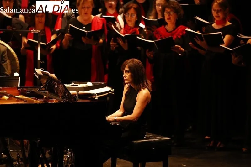 El Coro Ars Nova y el Orfeón Burgalés interpretan 'Carmina Burana' en el Teatro Unicaja de Salamanca. Fotos: David Sañudo