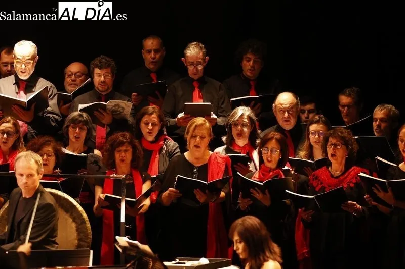 El Coro Ars Nova y el Orfeón Burgalés interpretan 'Carmina Burana' en el Teatro Unicaja de Salamanca. Fotos: David Sañudo