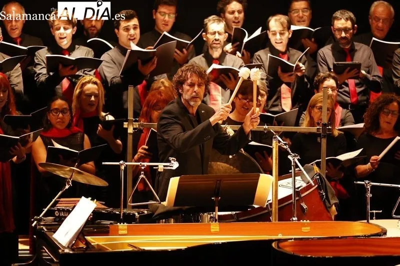 El Coro Ars Nova y el Orfeón Burgalés interpretan 'Carmina Burana' en el Teatro Unicaja de Salamanca. Fotos: David Sañudo