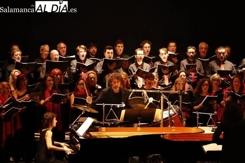 El Coro Ars Nova y el Orfeón Burgalés interpretan 'Carmina Burana' en el Teatro Unicaja de Salamanca. Fotos: David Sañudo